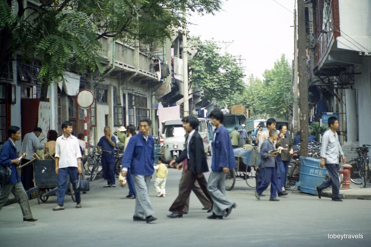 Một đường phố nhộn nhịp ở Vũ Hán, Trung Quốc năm 1984. Ảnh: Tobeytravels Flickr.