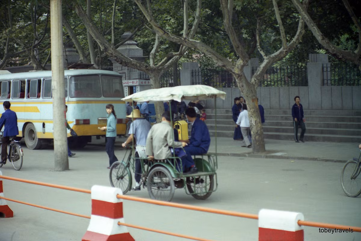 Xe ba gác trên đường phố trung tâm Vũ Hán.
