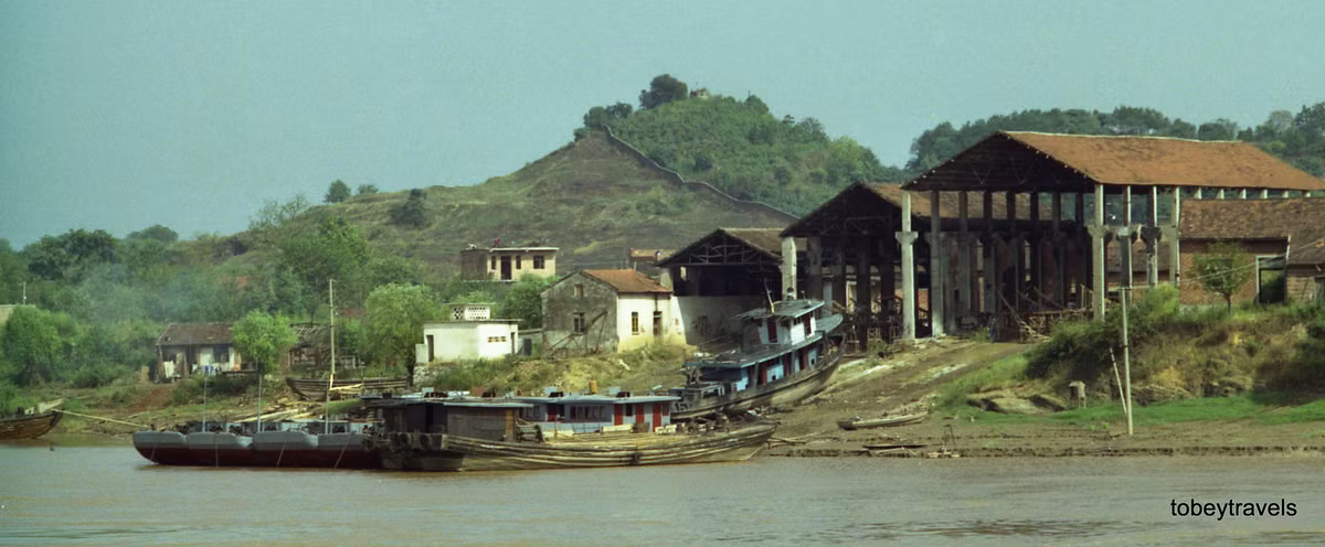 Xưởng đóng tàu bên bờ sông Dương Tử ở Vũ Hán.