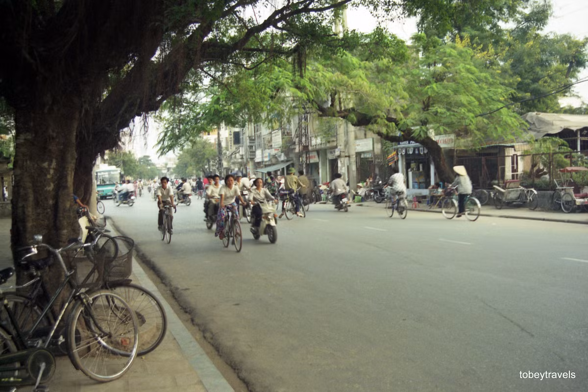 Phố Quốc Tử Giám nhìn từ vỉa hè phía trước Văn Miếu - Quốc Tử Giám, Hà Nội năm 1996. Ảnh: Tobeytravels Flickr.