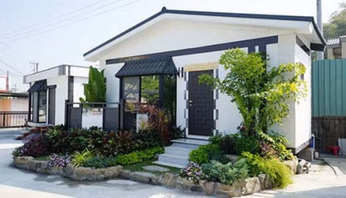 Xét về phong thủy thì cây xanh trước nhà còn giúp mang đến nhiều tài lộc, may mắn cho gia đình. Khi cây xanh phát triển tươi tốt chứng tỏ vận khí trong nhà bạn tốt, sắp tới gia chủ thăng quan phát tài làm việc gì cũng vô cùng thuận lợi. Ngược lai, khi cây xanh đột nhiên héo úa đó là điềm báo xui xẻo cần hết sức thận trọng.