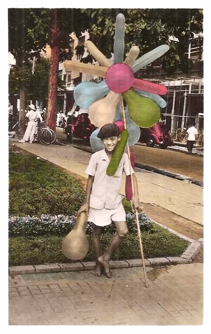 Cậu bé bán bong bóng trên đường phố Sài Gòn.