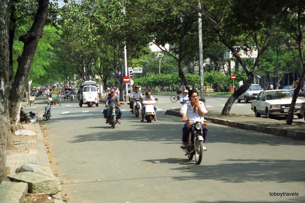 Trên đường Hàm Nghi, TP. HCM năm 1996. Ảnh: Tobeytravels Flickr.