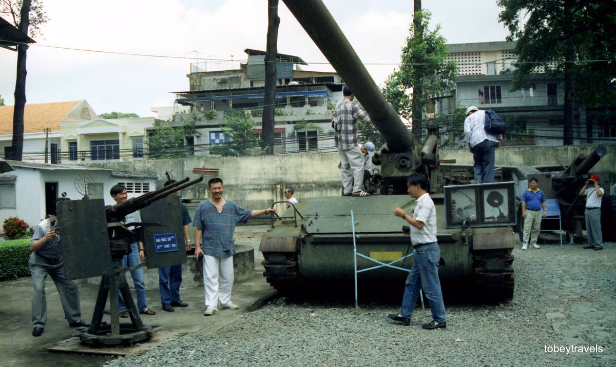 Du khách khám phá các hiện vật ngoài trời của Bảo tàng Chứng tích Chiến tranh.