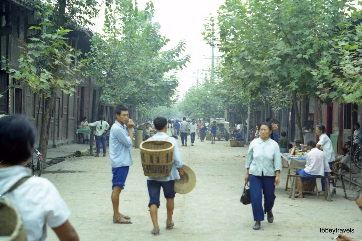 Trục đường chính của ngôi làng gần khu di tích tượng khắc đá Đại Túc vào ngày họp chợ.