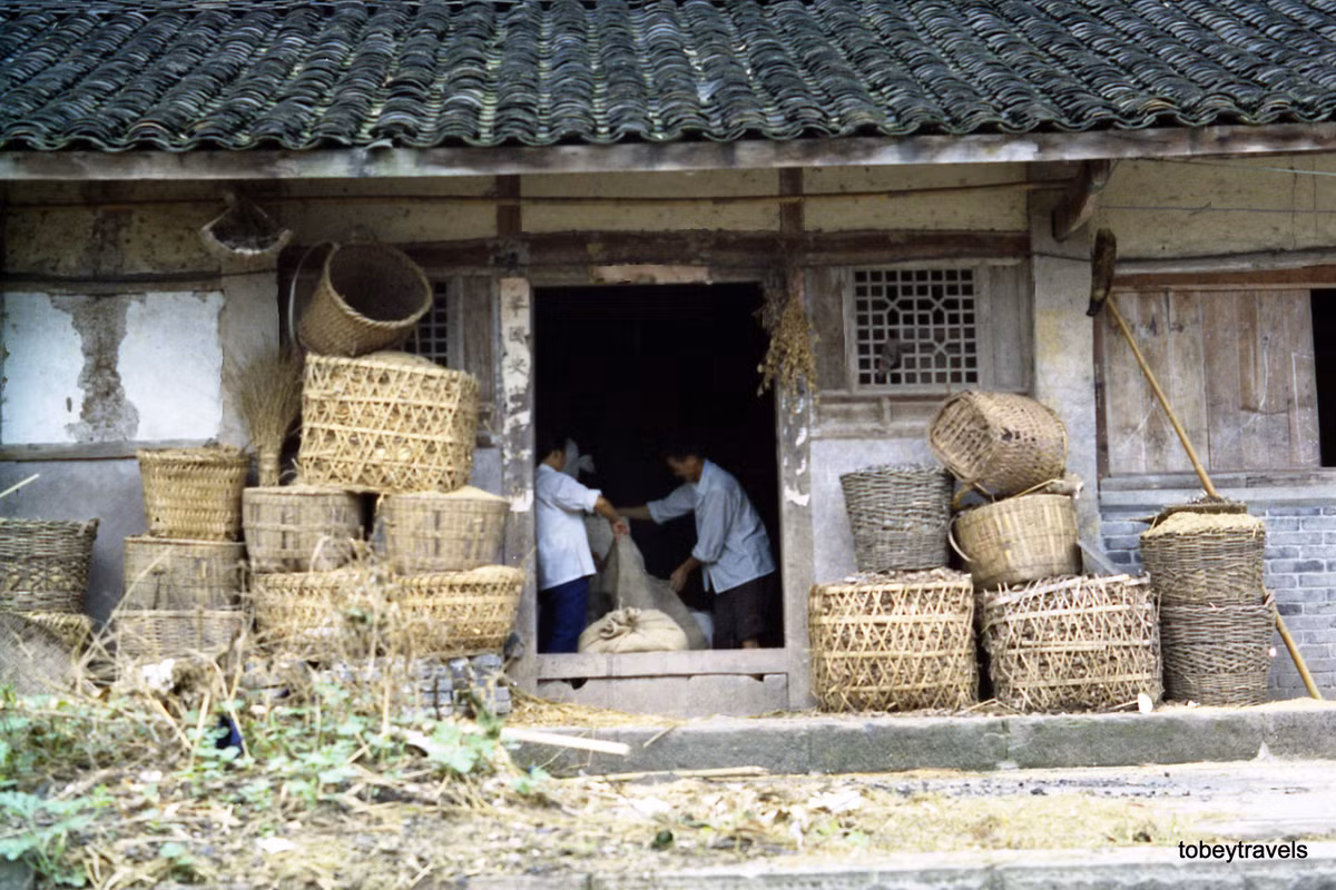 Bên ngoài nhà kho của một hộ nông dân.