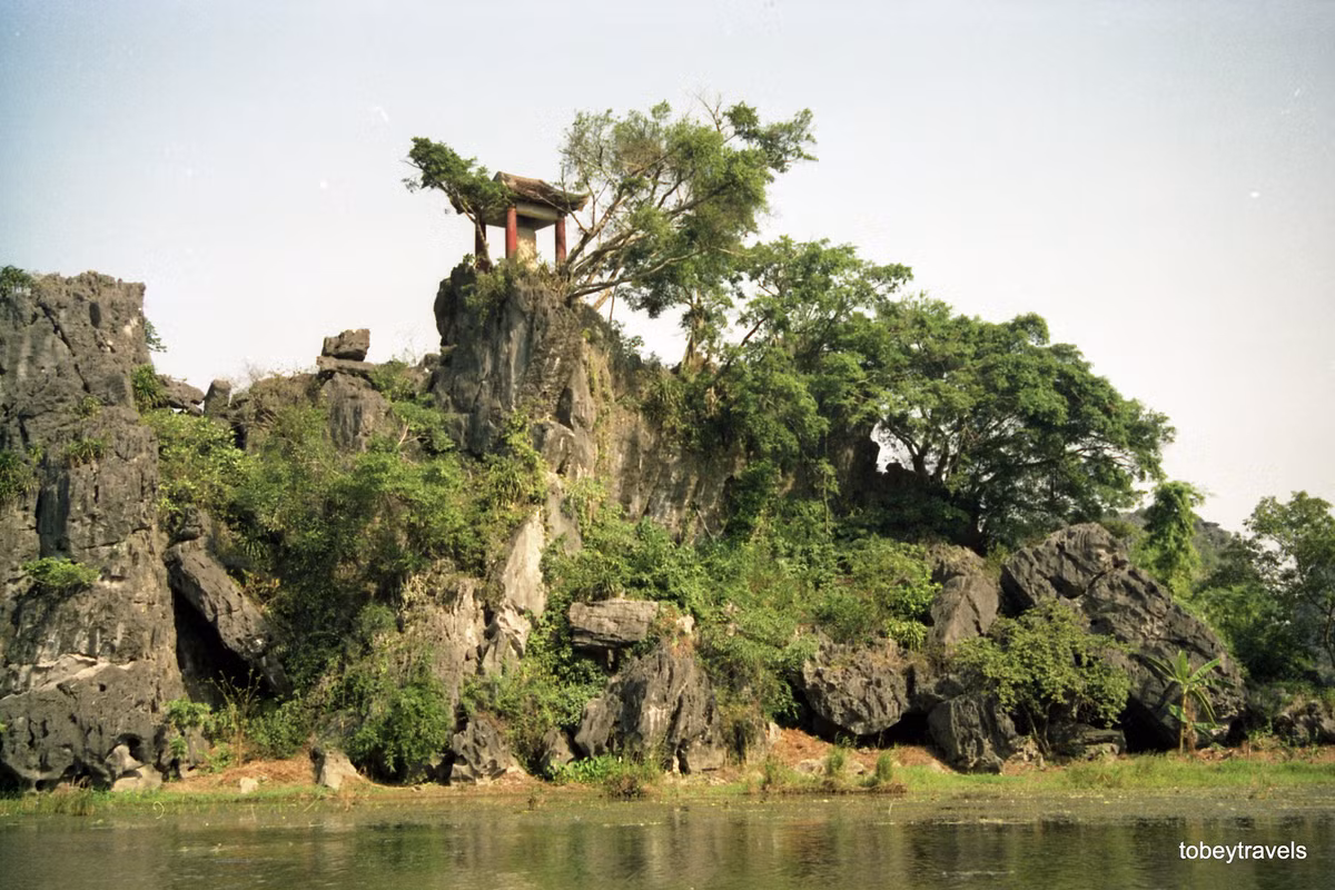 Nhà bia trên mỏm đá.