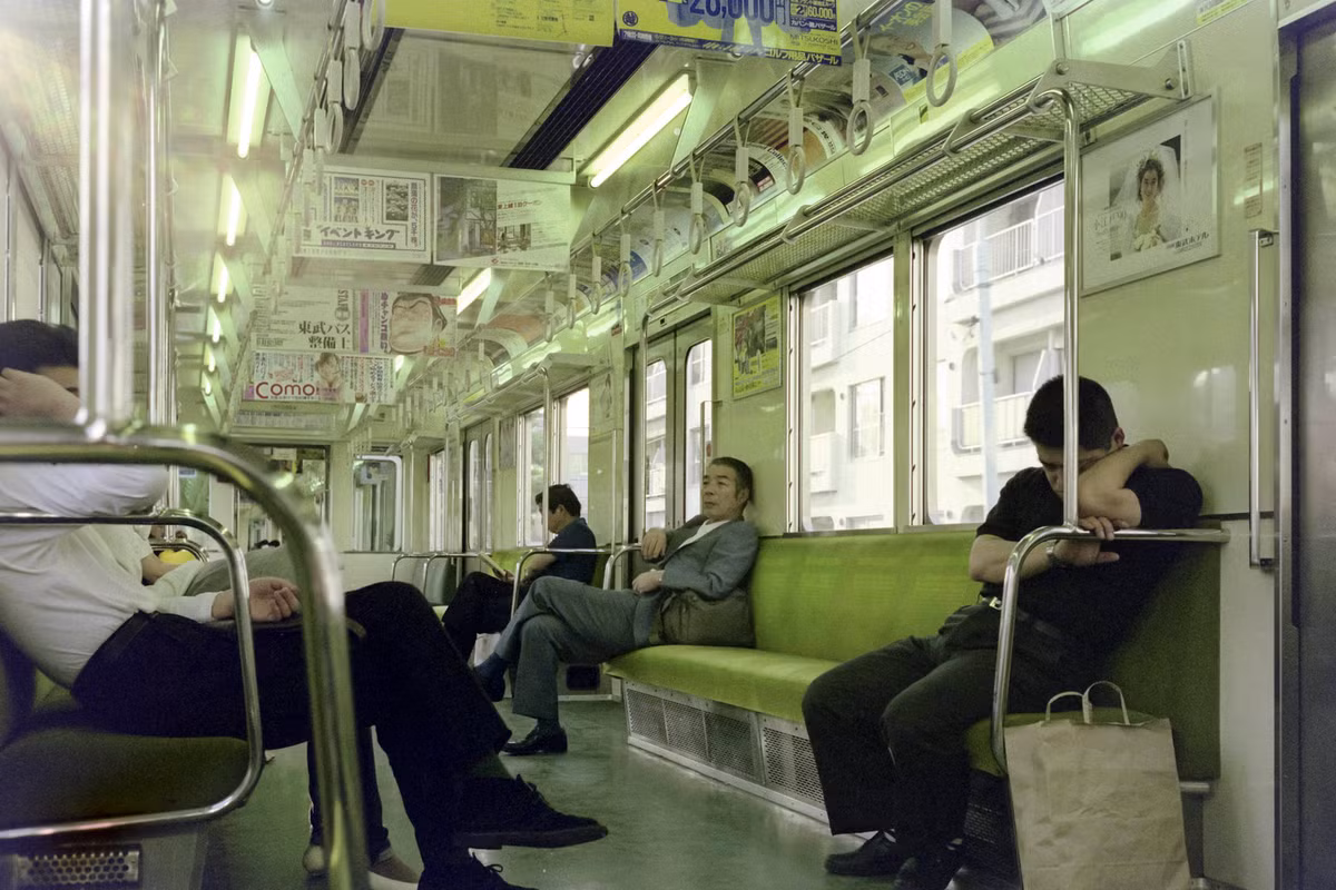Trên tòa tàu điện chạy tuyến Tobu-Tojo, giữa ga Ikebukuro và ga Narimasu.