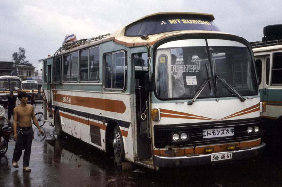 Xe Fuso-Kureha (Nhật Bản) biển số 54H-65-61 ở bến xe Miến Đông, 1996.
