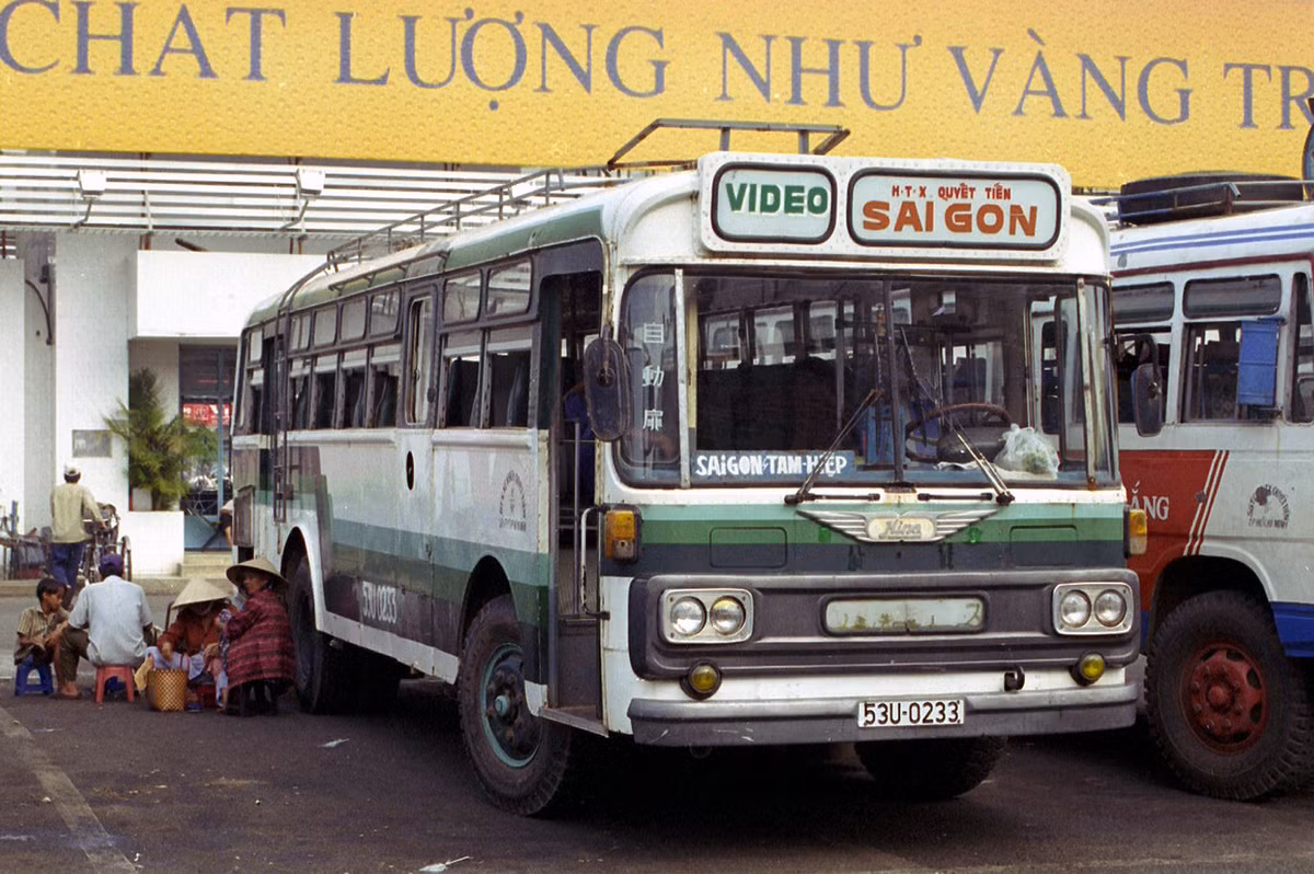 Xe Hino RE-100 (Nhật Bản) biển số 53U-02-33 của Hợp tác xã Quyết Tiến Sài Gòn, 1996.