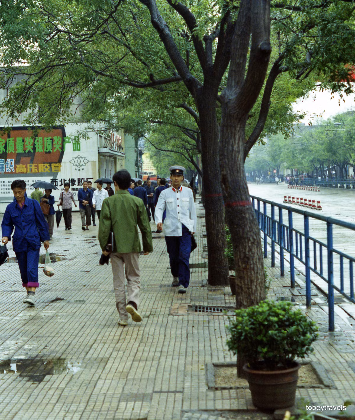 Trên vỉa hè con phố chính của thành phố Tây An.