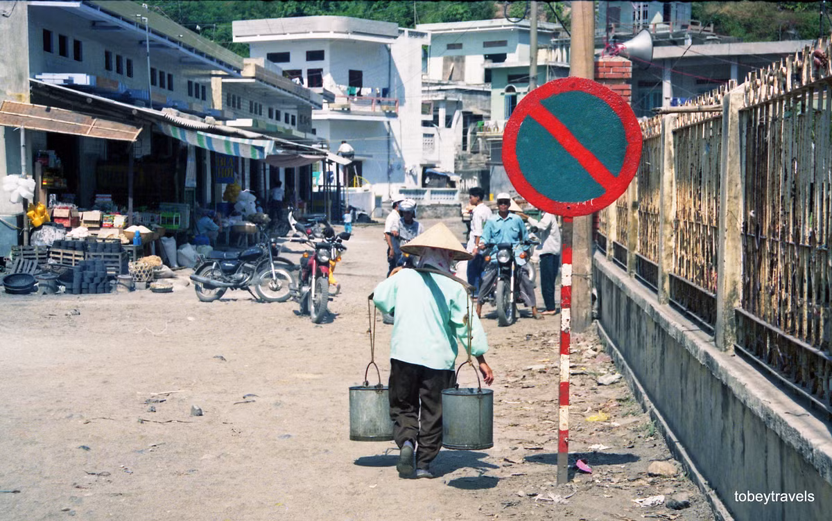 Khung cảnh đường phố bên ngoài chợ Cát Bà, thị trấn Cát Bà năm 1996. Ảnh: Tobeytravels Flickr.