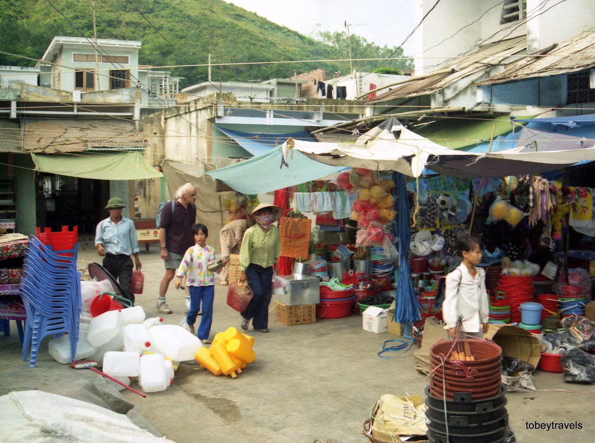 Du khách Tây khám phá chợ Cát Bà.