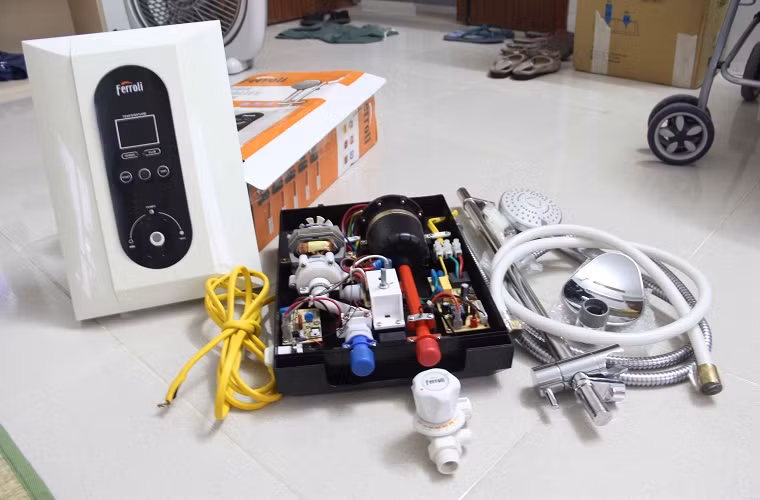 Khi lắp máy, nếu nước thường xuyên có cặn bẩn, cần vệ sinh bình đựng để giảm hiện tượng tắc ống dẫn và gỉ sét vỏ gây rò điện.