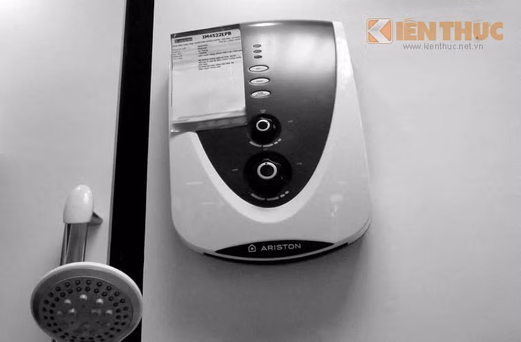 Cũng là người sử dụng sản phẩm này, bác Thành Trung (nhân viên bảo vệ tại Lê Trọng Tấn) than phiền: "Nhà tôi cũng dùng loại bình này, nhưng lúc mua lại không biết rằng nước yếu, không đủ áp suất thì nước nóng chảy ra ít, không đủ để tắm, hơn nữa khi điện không ổn định thì không dùng được bình nóng lạnh". 