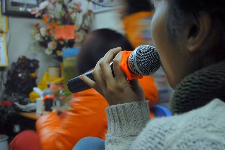 Không cần trả một khoản tiền để đi hát tại hàng Karaoke, người dùng vẫn có những giây phút giải trí, vui vẻ bên người thân, bạn bè. 