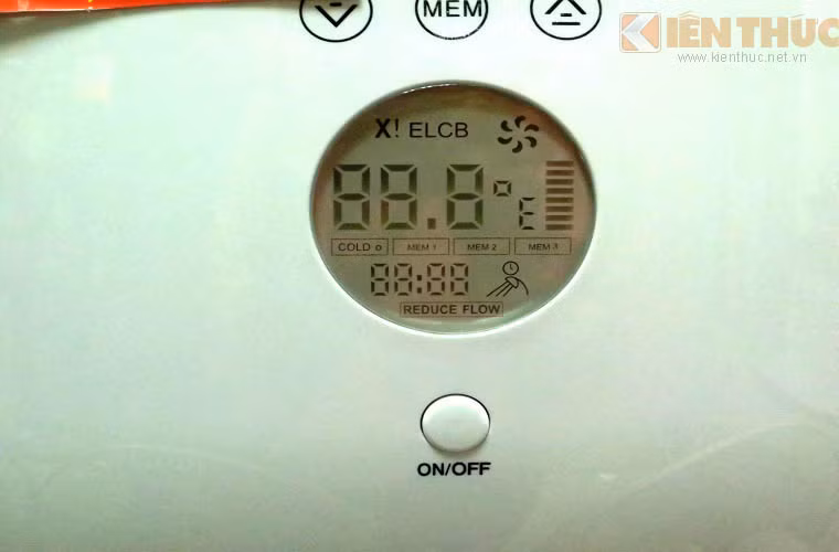 Ngoài ra do nước được làm nóng trong vài giây cho nên người tiêu dùng phải lắp bình ở vị trí cao hơn tầm với của trẻ em, không gây bỏng cho trẻ.