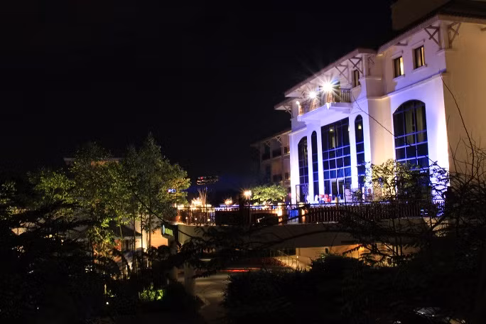 Khách sạn InterContinental Hanoi Westlake (số 1 Nghi Tàm) được xem là điểm đến hấp dẫn trong ngày Lễ Tình nhân của những cặp đôi "nhà giàu" với nhiều dịch vụ thú vị. Trong ảnh là không gian diễn ra vũ hội hóa trang Valentine với các điểm ngắm cảnh của khách sạn đẳng cấp này.