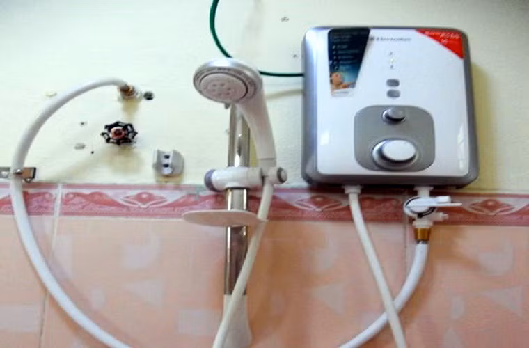 3. Người tiêu dùng nói gì? Anh Thành Nam (bác sỹ tại bệnh viện Bạch Mai) cho biết: "Mình là người bận rộn công việc nên đã mua bình nóng lạnh trực tiếp để tiết kiệm thời gian, tuy nhiên thấy khá bất tiện, thời tiết se se lạnh thì không sao, nhưng khi nhiệt độ thấp dưới 10 độ thì nước không đủ ấm để tắm".