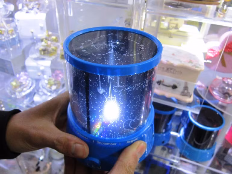 Đèn LED phát sáng khi mở công tắc.