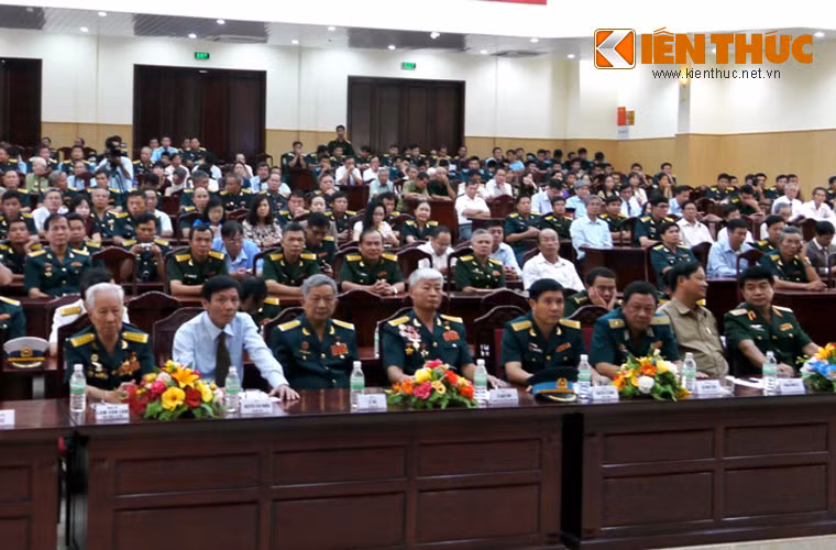Các thế hệ phi công, sĩ quan, nhân viên kỹ thuật hàng không tốt nghiệp ra trường đã và đang công tác ở các đơn vị trong và ngoài quân đội. Nhiều đồng chí đã trở thành anh hùng, tướng lĩnh, sĩ quan cao cấp, đảm nhiệm cương vị lãnh đạo, chỉ huy cấp quân chủng, các sư đoàn, trung đoàn không quân, các tổng công ty, công ty ở trong và ngoài Quân chủng. Trong ảnh, tướng lĩnh, anh hùng qua các thời kỳ về dự lễ kỷ niệm.