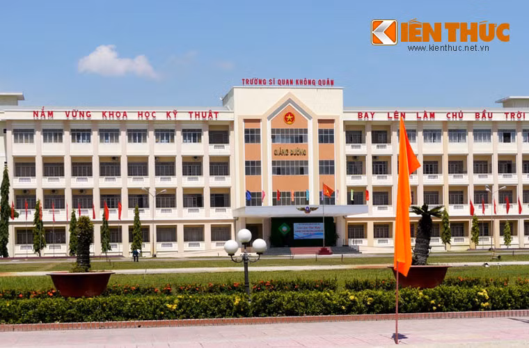 Ngày 18/8, Trường sĩ quan Không quân (Quân chủng Phòng không – Không quân), đơn vị Anh hùng lực lượng Vũ trang nhân dân, đã long trọng kỷ niệm 55 năm ngày thành lập (20-8/1959 – 20-8/2014). Qúa trình xây dựng và trưởng thành, Nhà trường đã tổ chức huấn luyện trên 12 loại máy bay, đào tạo hàng nghìn phi công quân sự, hàng vạn sĩ quan, nhân viên các chuyên ngành kỹ thuật hàng không cho Tổ quốc. Trong ảnh, toàn cảnh trường sĩ quan Không quân – lò đào tạo các phi công tài ba, dũng cảm cho Không quân Nhân dân Việt Nam.