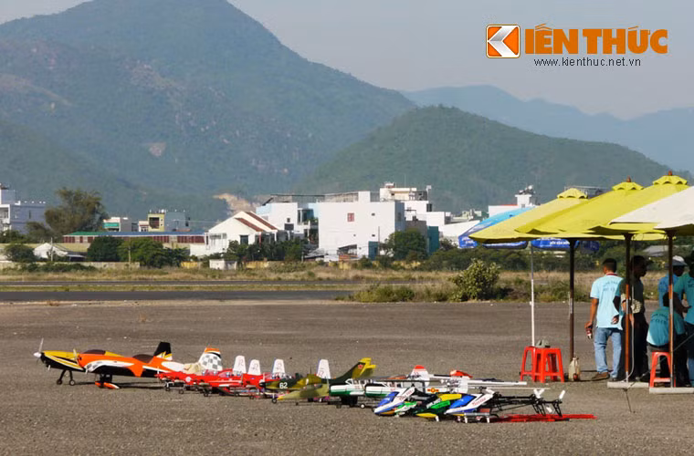Bên cạnh đó, Nhà trường chủ trương liên kết với các viện nghiên cứu, các trường đại học ở Khánh Hòa và cả nước để nghiên cứu, ứng dụng, triển khai các đề tài khoa học công nghệ thuộc lĩnh vực hàng không quân sự và khoa học về vũ trụ phục vụ cho sự nghiệp xây dựng và bảo vệ Tổ quốc. Trong ảnh, một số mô hình bay được làm theo kiểu mẫu máy bay huấn luyện sơ cấp Yak-52 và máy bay huấn luyện phản lực L-39.