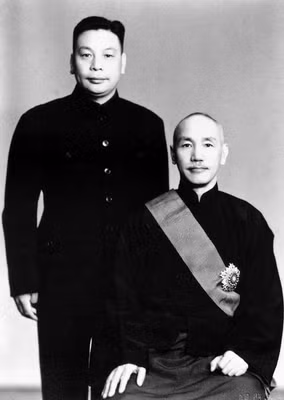 Ngày cuối cùng của Tưởng Giới Thạch: Ngày 5/4/1975, buổi sáng ngày Tưởng Giới Thạch qua đời, Tưởng Kinh Quốc sáng sớm theo thường lệ đến hỏi thăm cha, nói đến ngày thanh minh hôm đó, Tưởng Kinh Quốc dự định đi thăm mộ của Trần Đại Khánh “Vụ trưởng Vụ Quốc An” trước đây của Đài Loan, đồng thời hỏi thăm Tưởng Giới Thạch ngủ có được ngon không. Tưởng Giới Thạch chỉ nói mỗi câu: “Được” và muốn Tưởng Kinh Quốc đi về sớm.