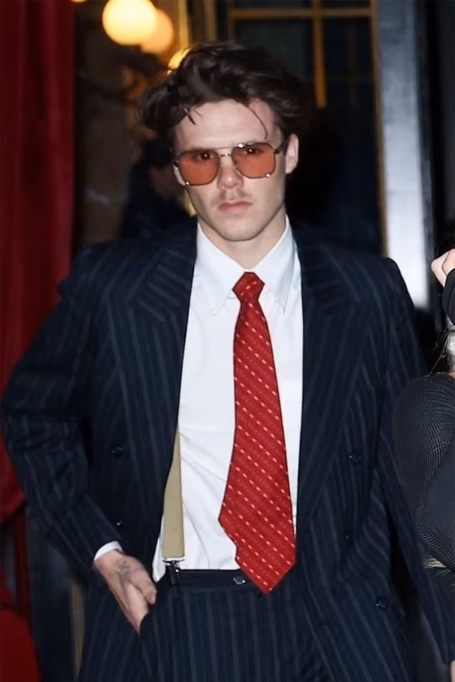 Người gây bất ngờ nhất nhà Beck tại Paris Fashion Week lần này là Cruz Beckham. Sau khi thông báo tạm ngừng đi hát, nối nghiệp cha theo đuổi sự nghiệp bóng đá, con trai thứ ba nhà Beck già dặn với bộ vest cổ điển. Thanh niên 19 tuổi gợi nhớ dáng dấp của Beckham những năm 1990.