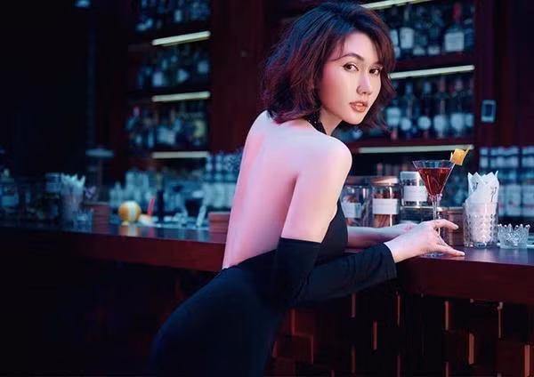 Cô cho rằng hôn nhân có thể là nấm mồ của tình yêu. Vì cuộc sống hôn nhân khiến con người bị chi phối quá nhiều, không chỉ là cơm, áo, gạo, tiền mà còn là các mối quan hệ xung quanh. Việc giữ lửa trong tình cảm cũng như dĩ hòa vi quý các mối quan hệ không phải điều dễ dàng.