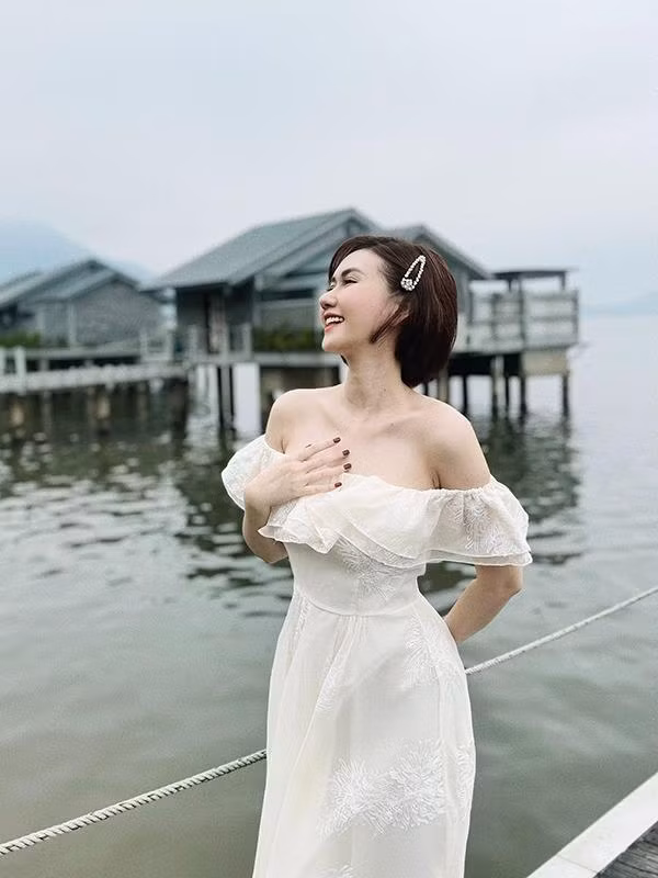 .Trước khi bước chân vào "vũ trụ" VFC, Hương Giang từng là đoạt giải Hoa khôi sinh viên Hà Nội 2009. Bằng nhan sắc của mình nên nữ diễn viên tuổi Tỵ đã lọt vào "mắt xanh" của nhiều đạo diễn nổi tiếng.