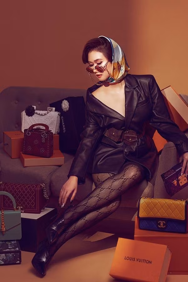 Nói về vấn đề này, Hương Giang trải lòng: "Chúng ta lớn lên, ở với bố mẹ đẻ còn gặp phải không ít vấn đề, huống hồ đến cha mẹ chồng. Sự khác biệt tuổi tác, tâm sinh lý, lối sinh hoạt sẽ phát sinh nhiều vấn đề. Mẹ chồng nào có tư tưởng cho con ra ở riêng mới hiện đại và đáng nể".