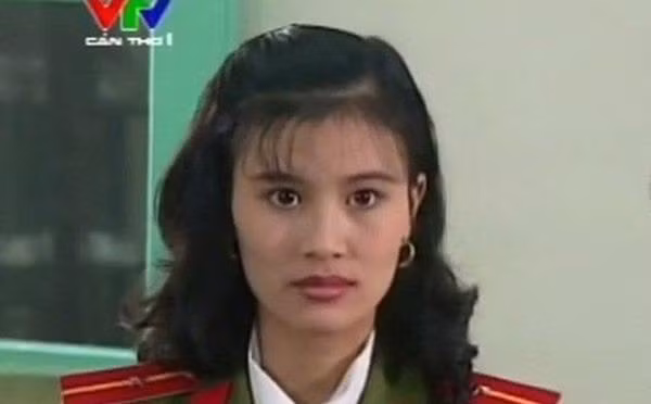  Diễn viên Hoa Thúy được biết đến nhiều nhất với vai nữ chiến sĩ cảnh sát Thu Hiền trong bộ phim "Cảnh Sát Hình Sự" năm 1997. Hiện tại, chị đang công tác tại Nhà hát Tuổi trẻ đồng thời cũng tham gia đóng phim và kinh doanh.