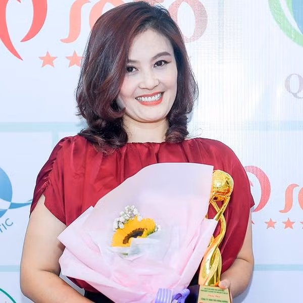 Có sự nghiệp nhưng cuộc sống riêng tư của Hoa Thúy lại khiến nhiều người thương cảm. Ở cuộc hôn nhân thứ nhất, chị và người chồng đầu - diễn viên Tùng Dương gặp nhau khi cùng tham gia bộ phim "Sống Mãi Với Thủ đô". Khi đó, chị mới 18 tuổi, còn Tùng Dương đã gần 30 tuổi. Họ yêu nhau và kết hôn sau đó. Sau 7 năm, cặp đôi chia tay. Thiên Nga - cô con gái của họ, cùng được hưởng khả năng diễn xuất của bố và mẹ.