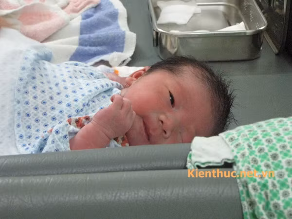 Em bé thư giãn khi được chăm sóc rốn