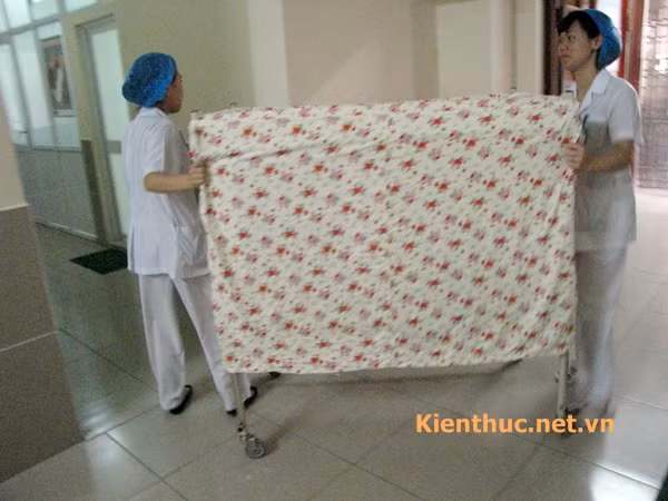 Quy trình vẫn đang được thực hiện tại bệnh viện phụ sản Hà Nội: Khi em bé đi tắm thì nhân viên hộ sinh sẽ kéo xe đẩy đến từng phòng một để đón các bé tại phòng.