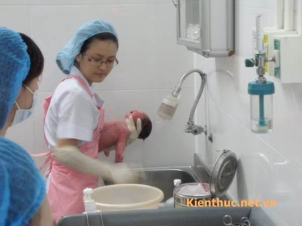 Khi tắm cho bé thì sẽ rửa mặt cho bé trước, sau đó gội đầu cho bé rồi lau khô.