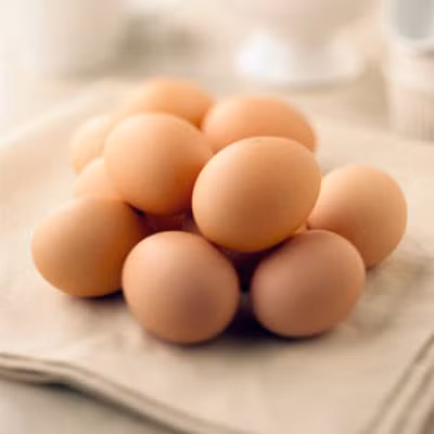 Trứng: Trứng rất dễ nhiễm một loại vi khuẩn có tên là Salmonella. Vi khuẩn này có thể ngấm vào tận bên trong trứng. Vì vậy, nấu chín trứng là điều rất cần thiết và nên bỏ thói quen "nuốt sống" trứng.