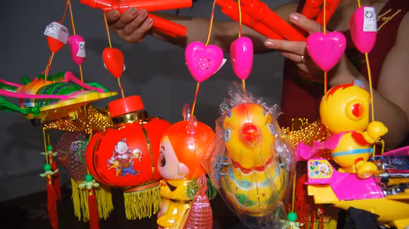 Vào tháng 9 năm 2012 vừa qua, Viện Khoa học vật liệu ứng dụng và Viện Công nghệ hóa học đã tiến hành kiểm nghiệm đối với 2 mẫu đèn lồng nhựa Trung Quốc đang bán trên thị trường. Kết quả cho thấy muối cadimi (Cd) trong sơn phủ có hàm lượng cao gấp 123 lần mức cho phép. Cd là chất được sử dụng như là chất tạo màu trong nhiều loại nhựa.