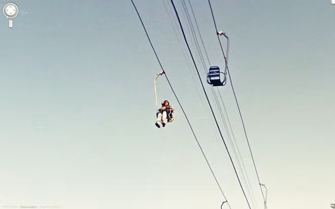 Cặp tình nhân cùng ngồi một ghế đơn trên cáp treo.