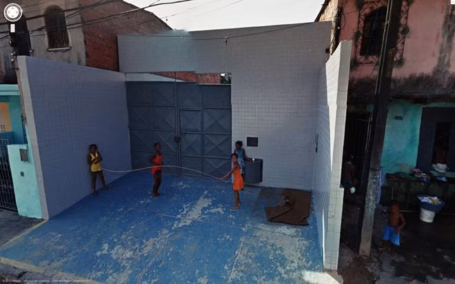 Từ năm 2007 đến nay, Google Street View đã chụp tổng cộng 5 triệu dặm đường, qua 45 quốc gia và 3.000 thành phố trên thế giới. Nhà làm phim Canada Jon Rafman đã tìm ra và sưu tầm những khoảnh khắc ấn tượng nhất và post lên blog cá nhân. Trong ảnh là một nhóm trẻ em đang chơi nhảy dây bên trong một căn nhà xây dang dở.