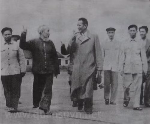 Vừa thành lập (ngày 20/08/1959), trường Hàng không đã vinh dự được Bác Hồ đến thăm. Cùng đi với Người, có đồng chí Phó tổng tham mưu trưởng Hoàng Văn Thái.