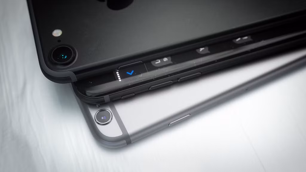 iPhone 7 vẫn dùng camera lồi nhưng cụm camera lớn hơn hẳn so với 6S. Trong khi đó, bản iPhone 7 Plus được cho sử dụng camera kép.