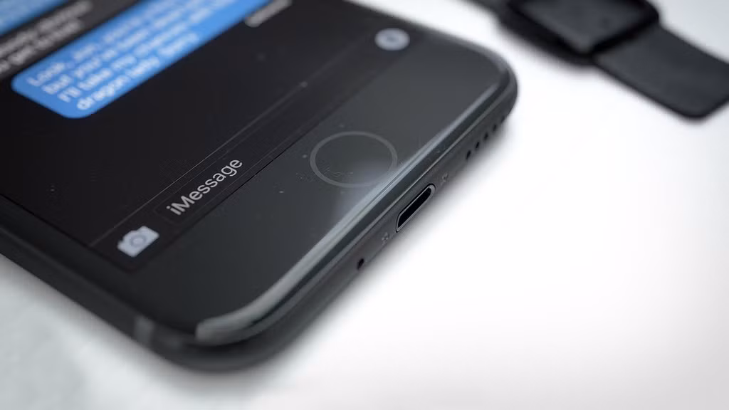 Một tính năng gây tranh cãi khác trên iPhone 7 là việc máy sẽ loại bỏ jack cắm tai nghe 3,5mm.
