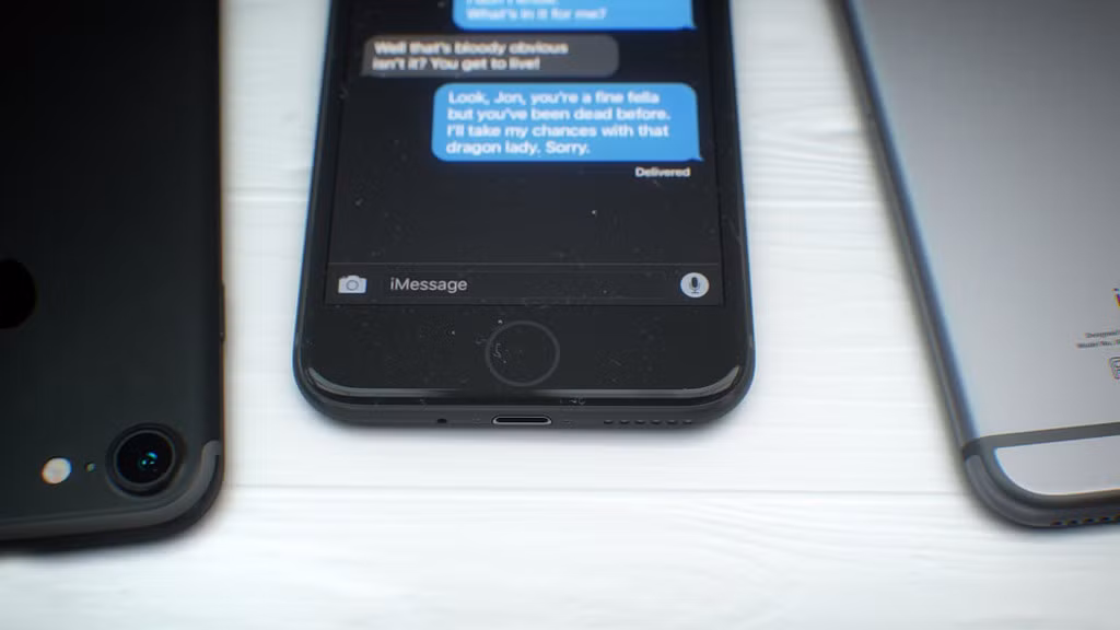 Trông nó khá lạ lẫm với giao diện quen thuộc của iPhone thường ngày. Cũng trên bản dựng này, phím Home vật lý của máy đã được thay thế bằng phím cảm ứng, sử dụng công nghệ cảm biến xúc giác, cho cảm giác giống với bấm phím thật.