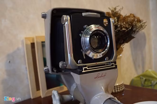 Ngoài máy phim 35mm,những chiếc máy cỡ phim Large Format là lựa chọn của nhiều người. Bảo Tín hiện dùng máy Linhof Kardan, ống kính Schneider Technika 1:5,6/150mm. Theo anh, combo này cho ảnh tốt, ít bị vỡ hạt, màu sắc sâu, có thể rửa ảnh ra khổ lớn.