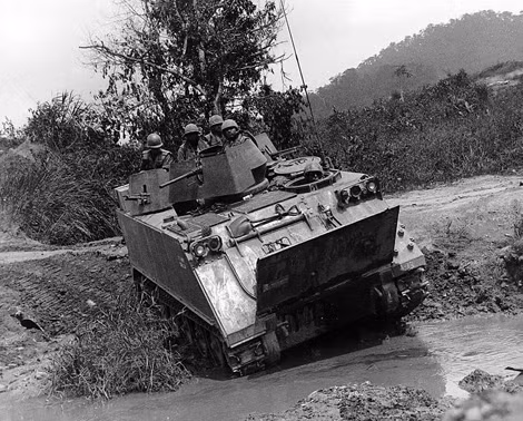 Lính Mỹ ngồi trên chiếc M113 ở chiến trường Việt Nam.