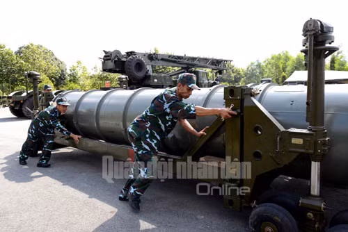 Thực hành chuyển đạn tên lửa.