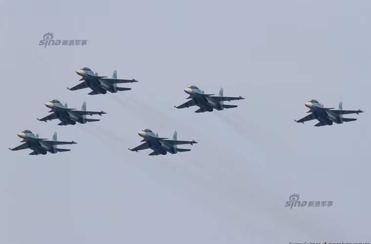 Strizhi (chim én) dùng MiG-29, Russia Knight (Hiệp sĩ Nga) dùng Su-27 còn Russia Falcon thì được trang bị loại chiến đấu mới đưa vào sử dụng cho Không quân Nga cách đây không lâu, Su-30SM.