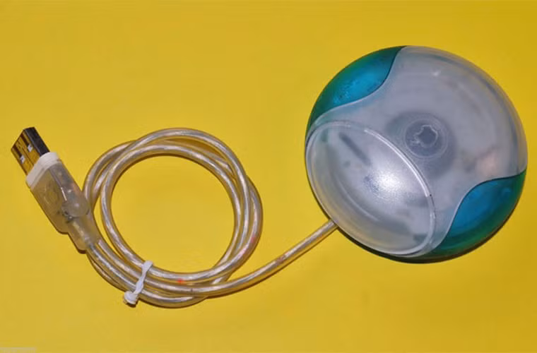  Con chuột "Hockey Puck" Mouse (1998-2000). Con chuột này có thiết kế gây chú ý, nhưng lại rất khó sử dụng. Chỉ sau 2 năm ra mắt, chuột “Hockey Puck” Mouse đã bị Apple “khai tử”.